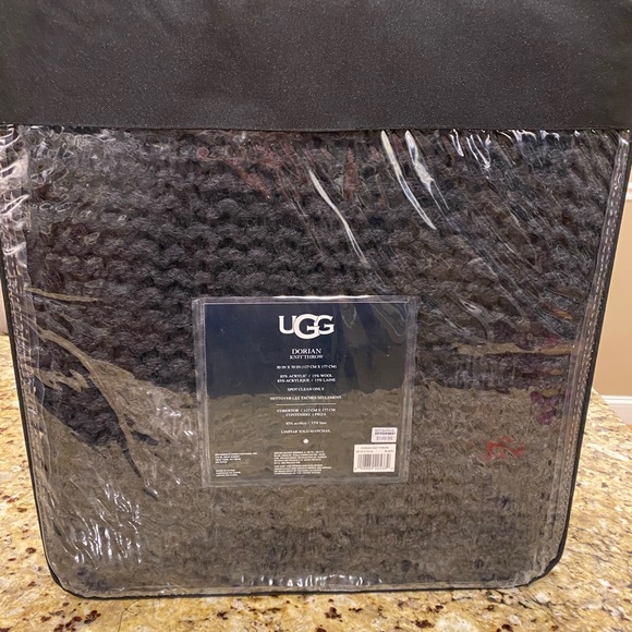LAST ONE!  UGG Dorian Knit Throw in Black 50x70in - Picture 2 of 7